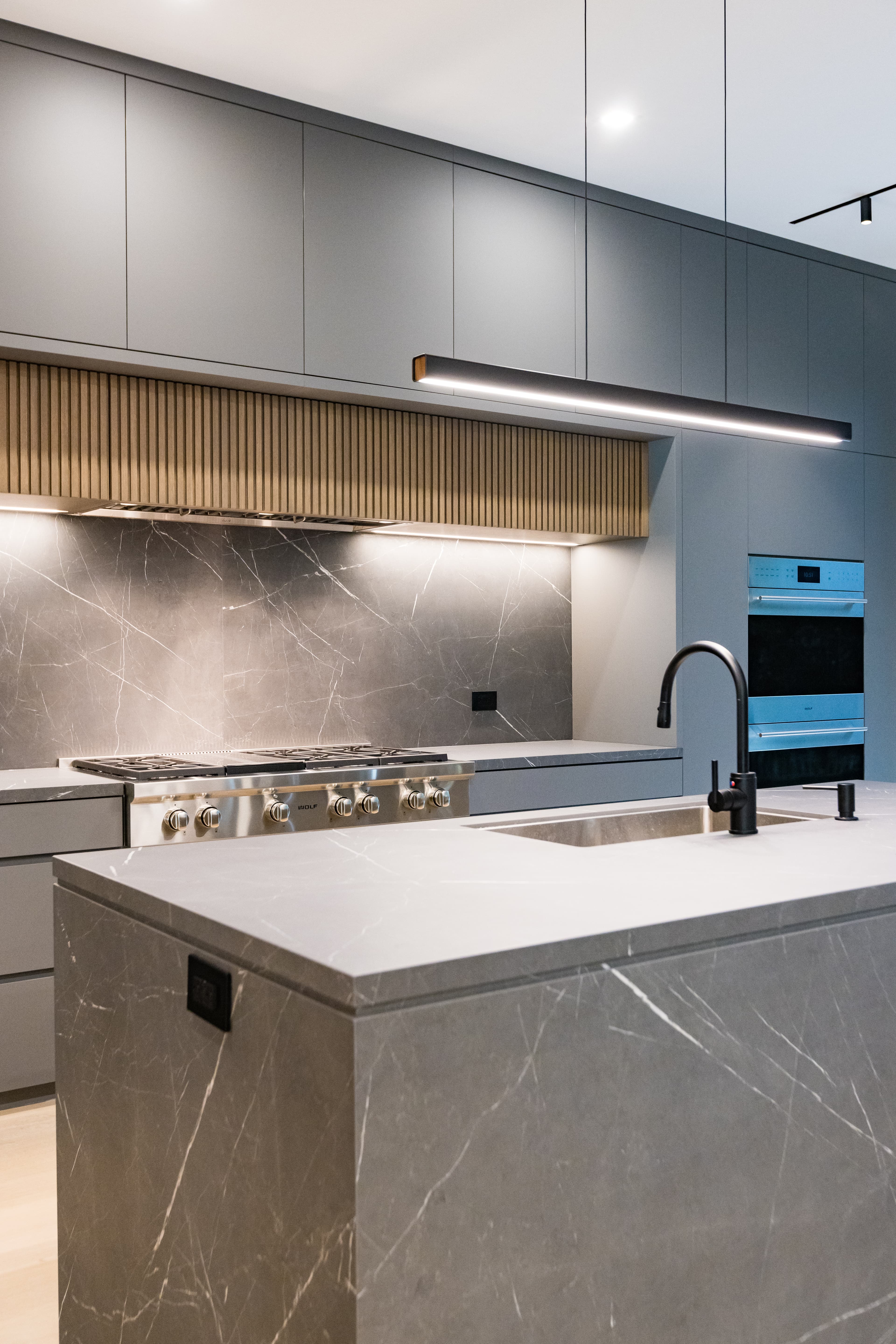 kitchen made with porcelain countertop