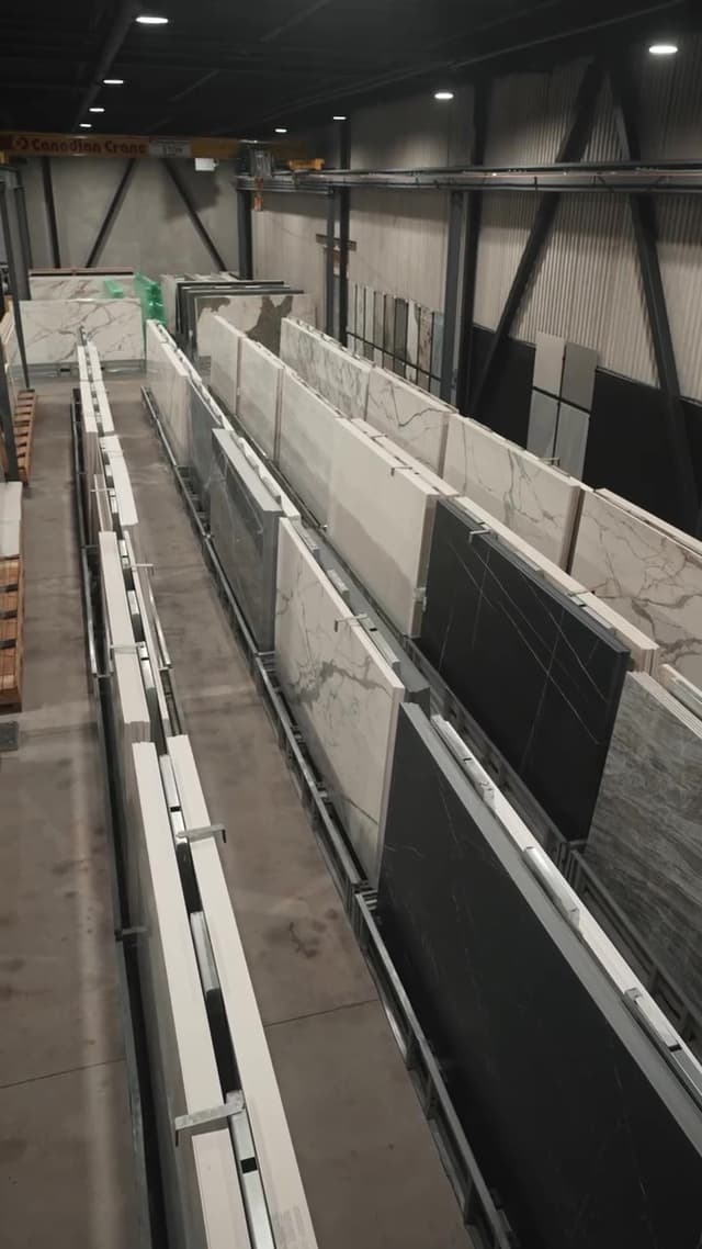Conveyor belt in a recycling facility