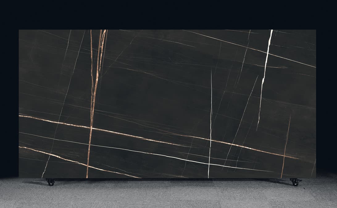 NS Sahara Noir in architectural space